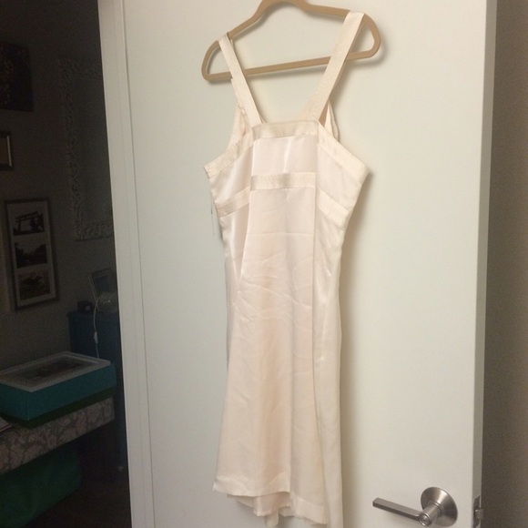 New! Dress- perfect for bridal - Picture 4 of 4